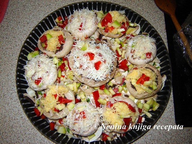 punjeni sampinjoni s tikvicama i paprikama